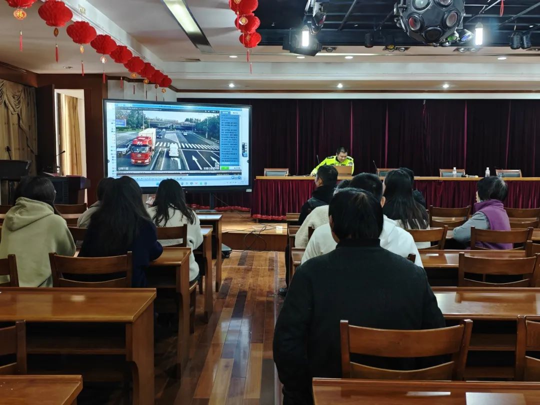 डोंगबॅंग ट्रॅफिक पोलिस पथक रस्ता वाहतुकीच्या सुरक्षिततेस चालना देण्यासाठी कारखान्यात आले